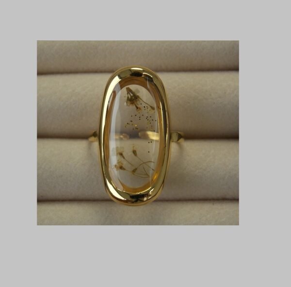 Anillo retro con flores y pétalos