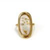 Anillo retro con flores y pétalos