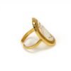 Anillo retro con flores y pétalos