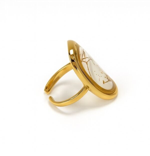 Anillo retro con flores y pétalos