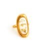 Anillo retro con flores y pétalos