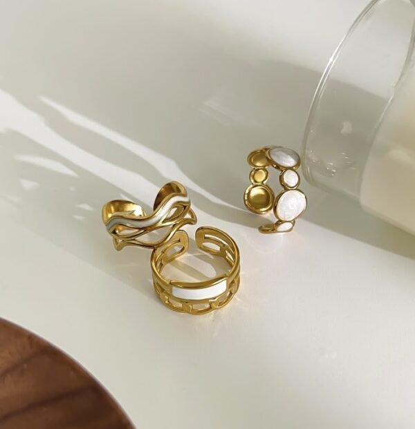Anillo elegante ondas