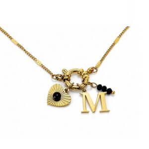 Cadena con dijes de corazón y letra