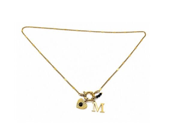 Cadena con dijes de corazón y letra