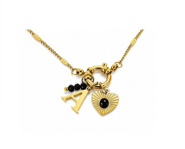 Cadena con dijes de corazón y letra