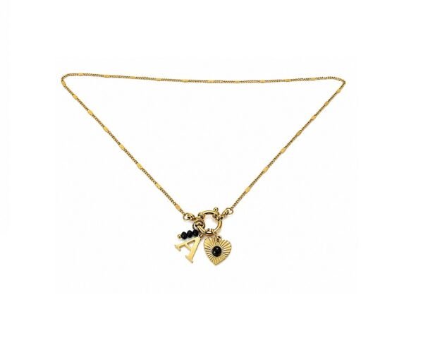 Cadena con dijes de corazón y letra