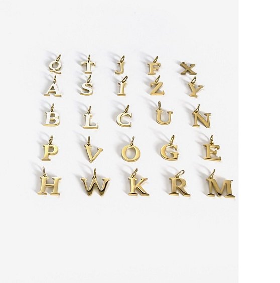 Cadena con dijes de corazón y letra
