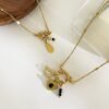 Cadena con dijes de corazón y letra