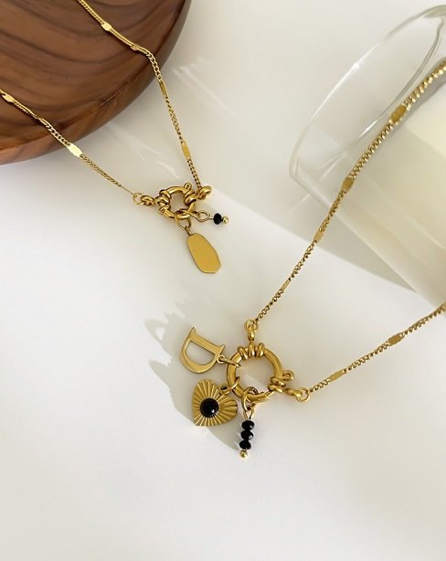Cadena con dijes de corazón y letra