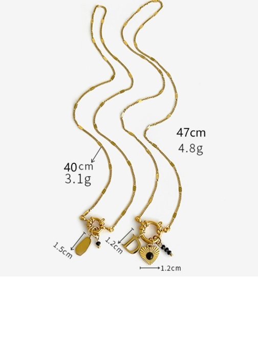 Cadena con dijes de corazón y letra