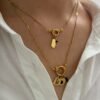 Cadena con dijes de corazón y letra
