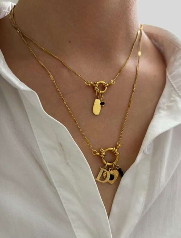 Cadena con dijes de corazón y letra
