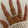 Anillo elegante círculos negros