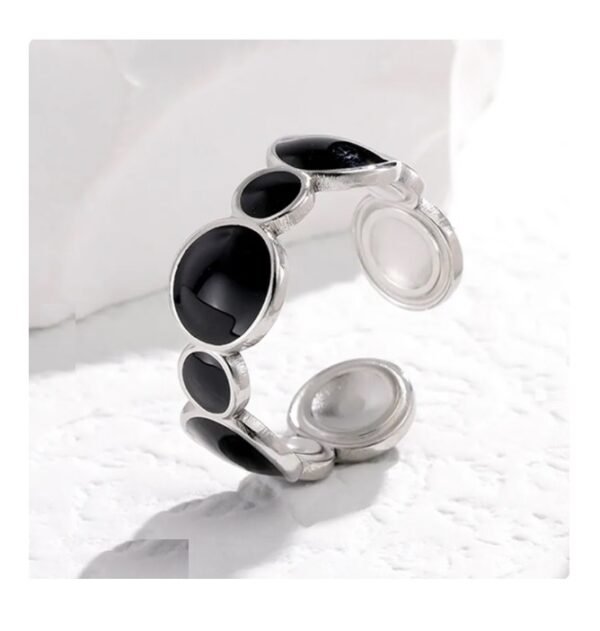 Anillo elegante círculos negros
